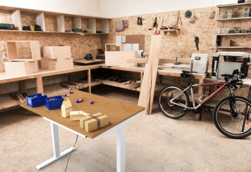 Table de travail avec réglage électrique en hauteur, plaque multiplex 1.100 mm x 800 mm, charge utile 80 kg 