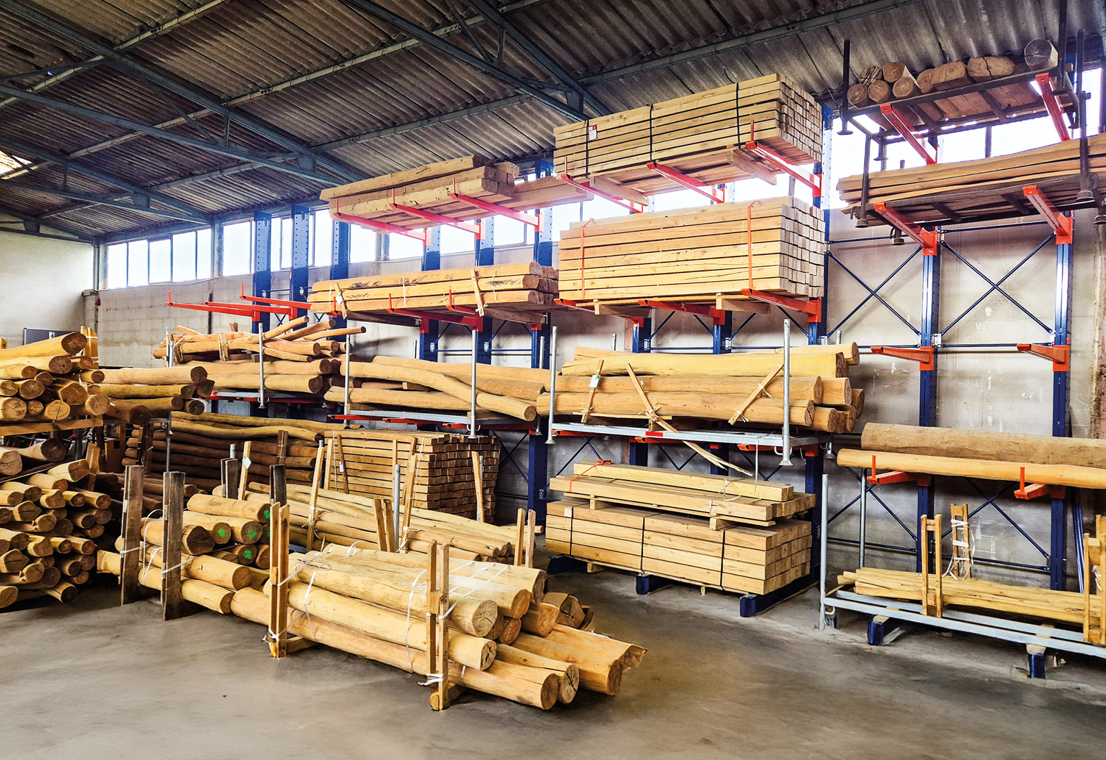 Utilisation de rayonnages cantilever dans l'entrepôt 